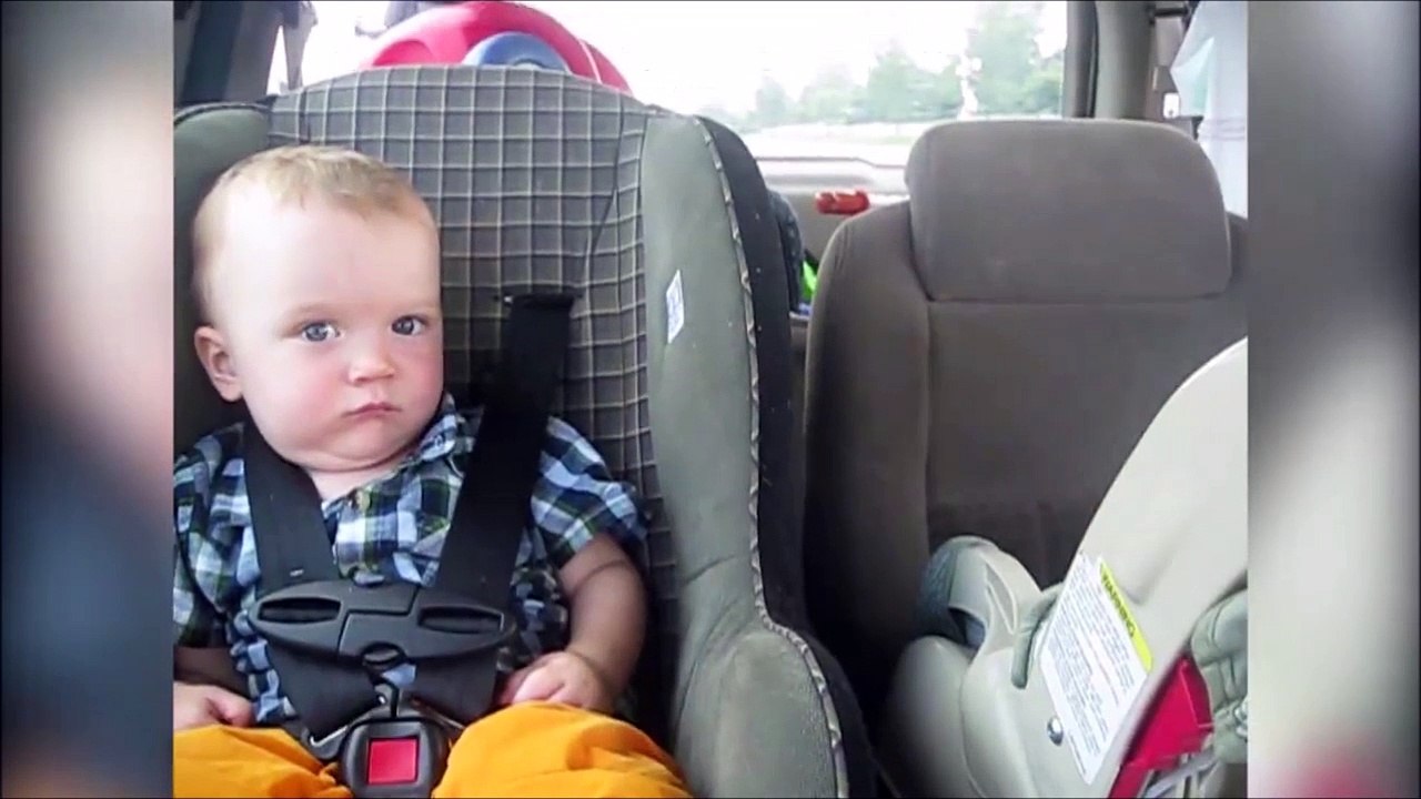 Ce gamin n'est pas fan des pleurs de son petit frere et ça se voit!