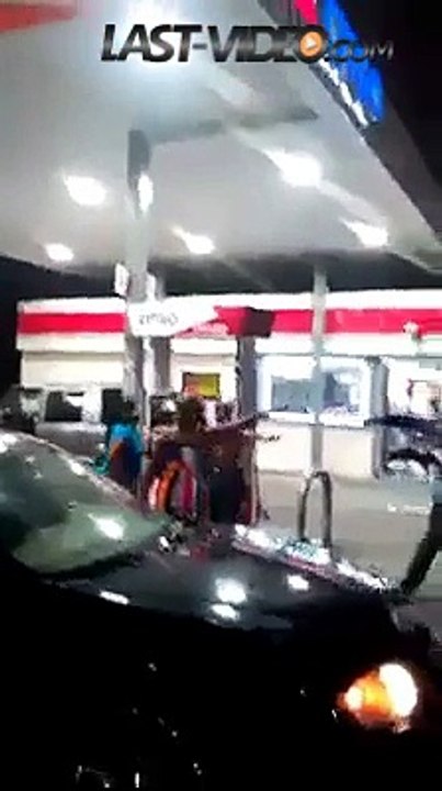 Baston une femme forte défonce un mec ....