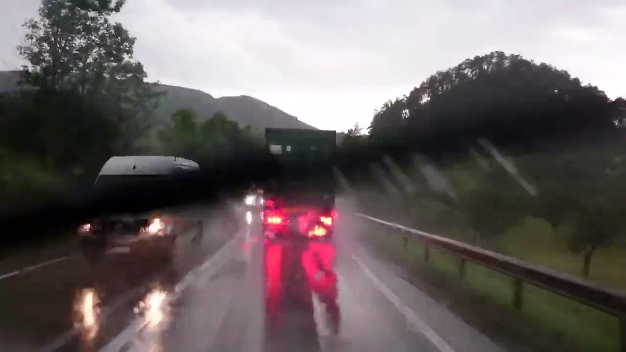 Terrible accident de camion sur une autoroute de Roumanie. Route très glissante