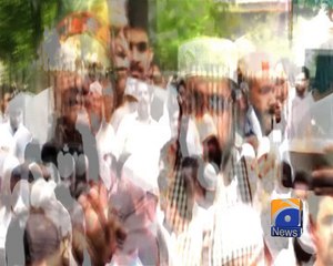 After Qandeel everyone wants a selfie with Mufti Qavi