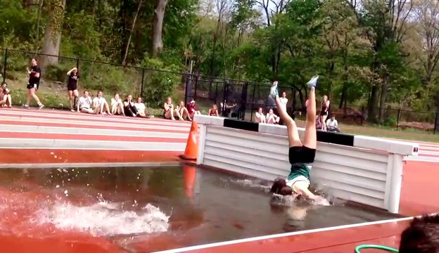 Une nana dans un saut de haies