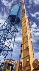 Une grue s’effondre lourdement en soulevant un château d'eau