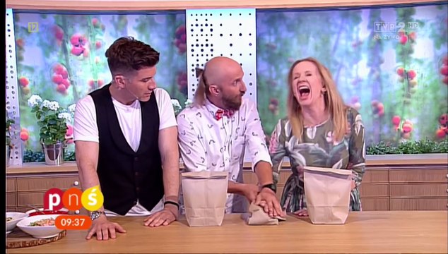 La main transpercée par un clou pendant un tour de magie raté à la télévision Polonaise