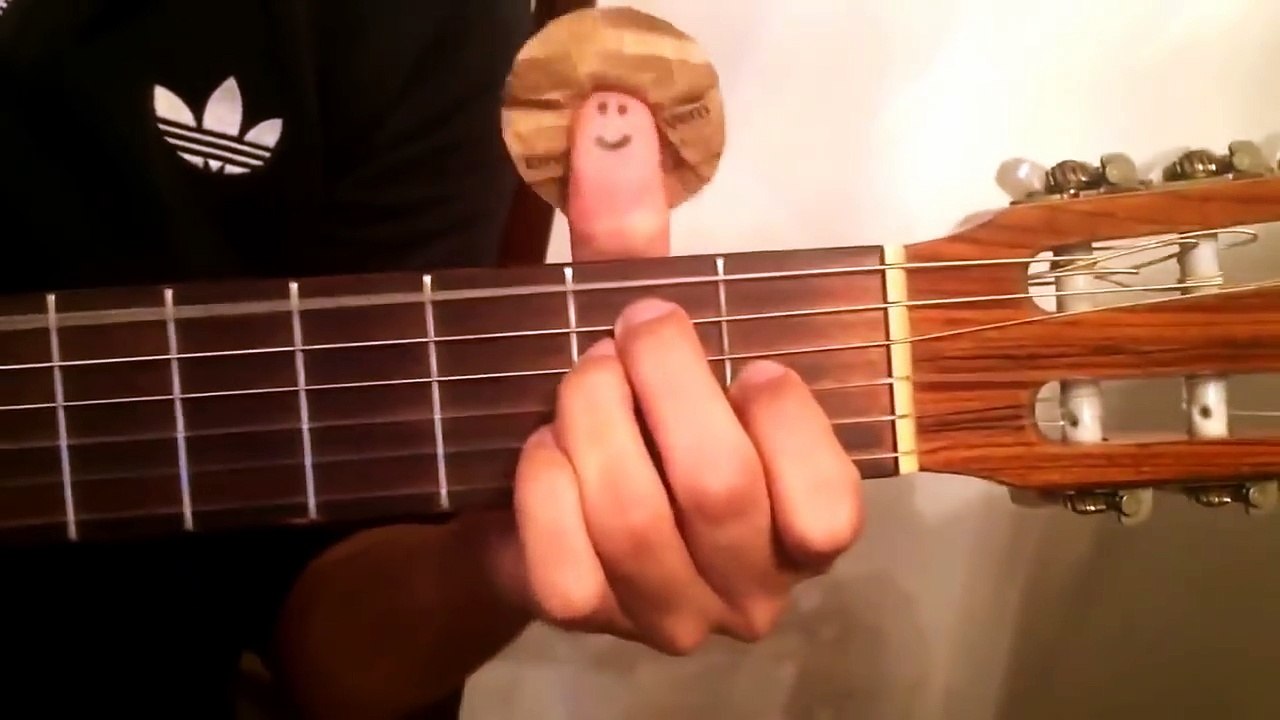 Un pouce qui joue de la guitare comme un pro