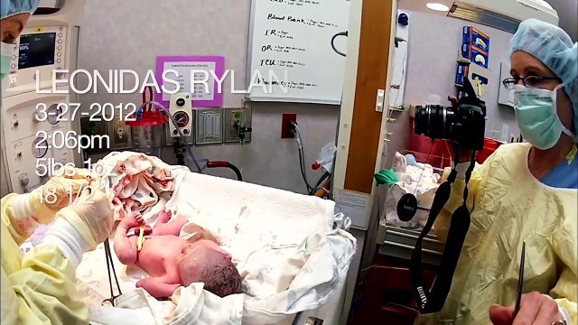 Ces bébés jumeaux ne cessent de pleurer, lorsqu’on les allongent ensemble il se passe quelque chose de magique..