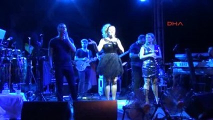 Antalya Serik Işın Karaca Yeğeniyle Sahnede Şov Yaptı-2