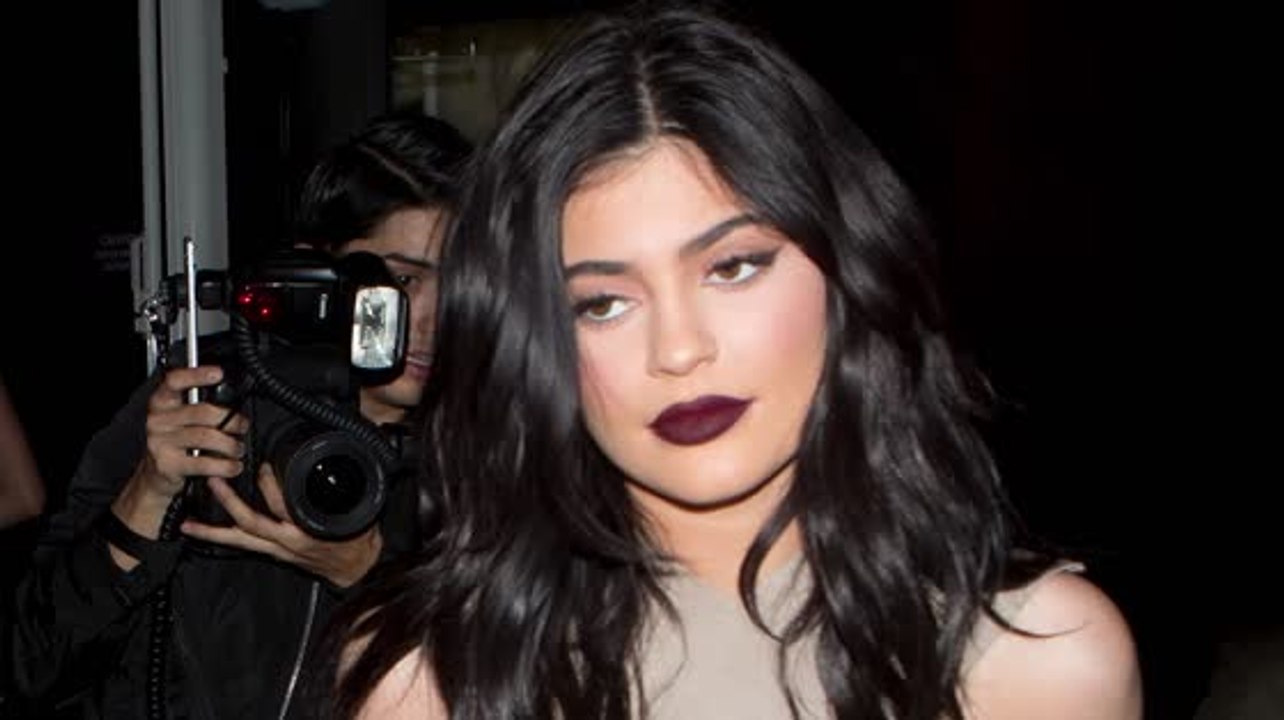 Kylie jenners kosmetikfirma erhielt die note 6 von better business bureau