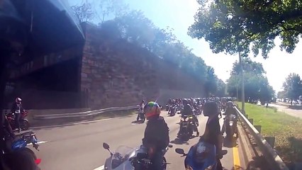 Suv investe 6 motociclisti e si dà alla fuga