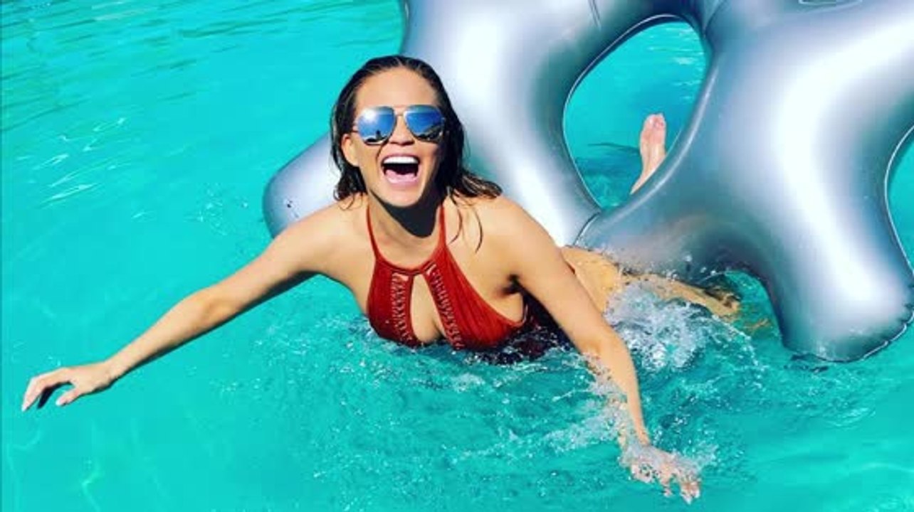 Chrissy teigen zeigt sich wieder im badeanzug
