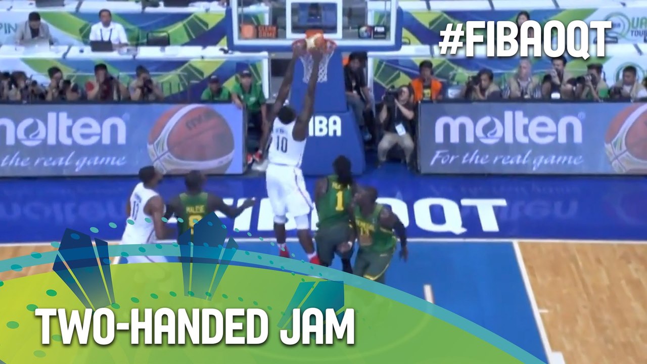 Bennett fakes and dunks it in!