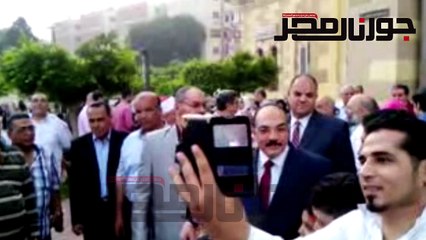 مواطني القليوبية يلطقتون سلفي مع المحافظ