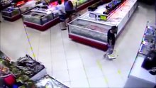 Un poisson se jette dans le charriot d’un client d’un supermarché en Russie