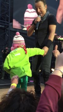 Bruce Springsteen invite une fillette de 4 ans à chanter sur scène en Norvège