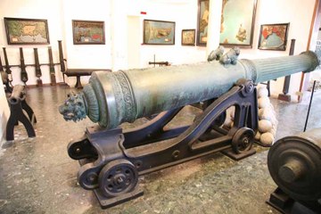 Top 10 Coolest Weapons Throughout History