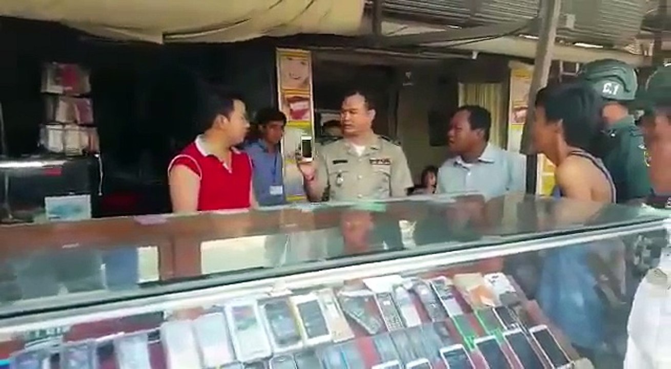កម្លាំងនគរបាលនាំជនដៃដល់ ដែលសម្លាប់សិស្សស្រី វិទ្យាល័យពងទឹក ទៅយកទូរស័ព្ទរបស់ជនរងគ្រោះ
