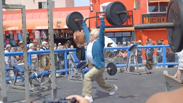 Déguisé en vieil homme, cet athlète piège des bodybuilders de Californie