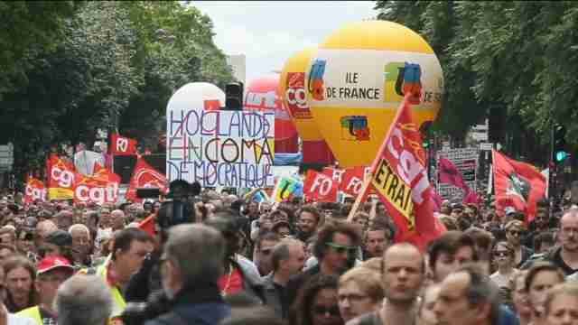 El Gobierno francés evita por segunda vez someter a voto su reforma laboral