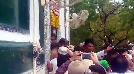 Imran khan visit Mian Mir Darbar  Lahore after offer Eid Prayer