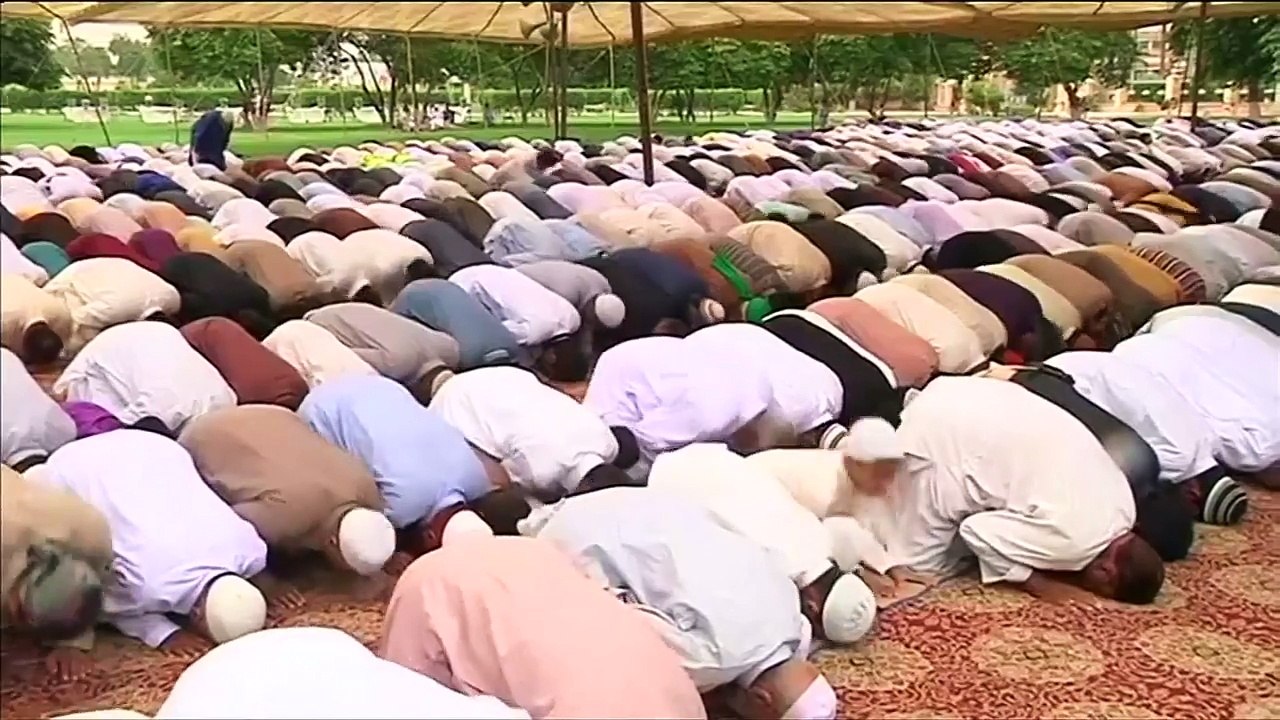 Pakistanis celebrate Eid al-Fitr, Bangladeshis remain fearful