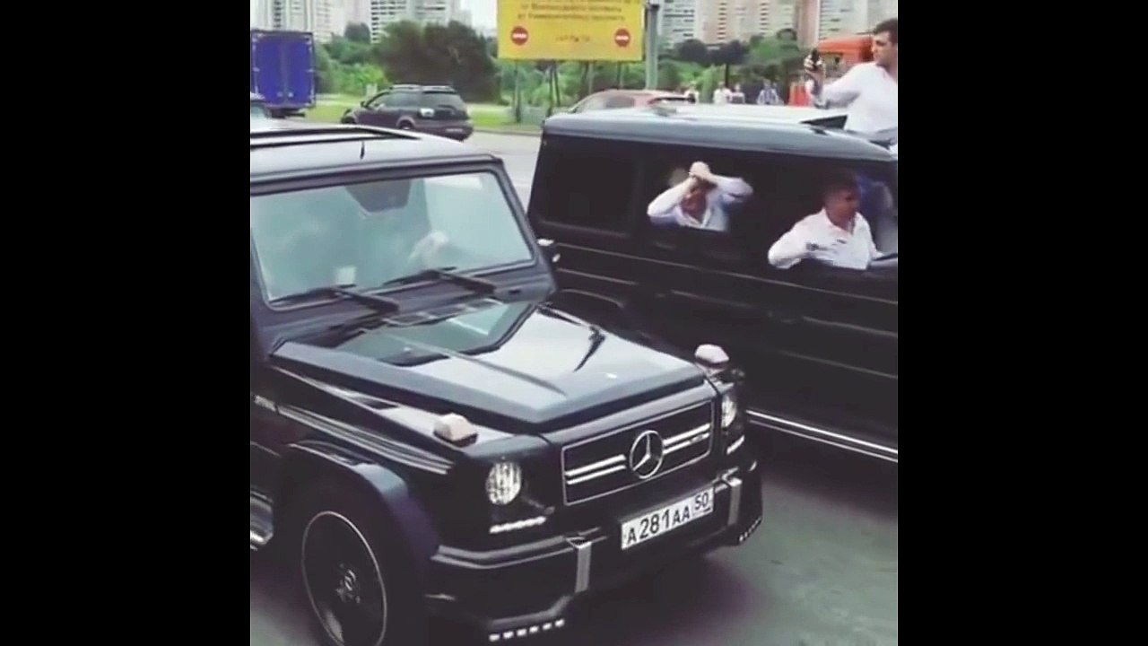 Des agents des services secrets russes font la fête en pleine rue... Pas très discret le FSB