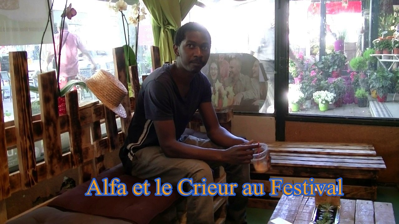 Alfa, un étudiant au travail pendant le Festival...
