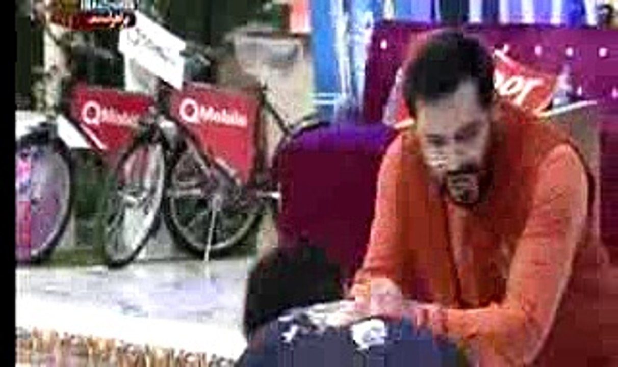 Amir liaqat k show me chote se bache ne us ki besti kar di dekhen zara