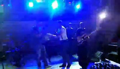 في مشهد رومنسي أبهر الحضور..تونسي يعبر عن حبه لحبيبته خلال سهرة موسيقية