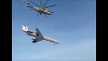 Gigante Helicóptero Ruso Mi-26 Transportando un Avión