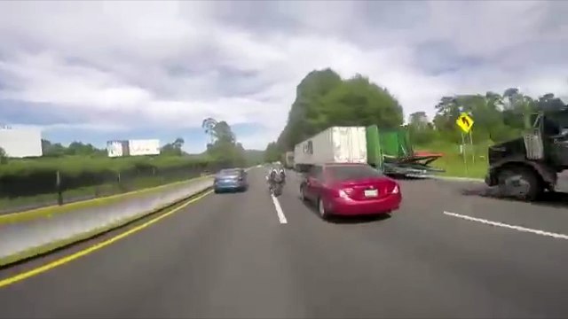 Un homme provoque un gros accident en voulant faire la course avec des motards