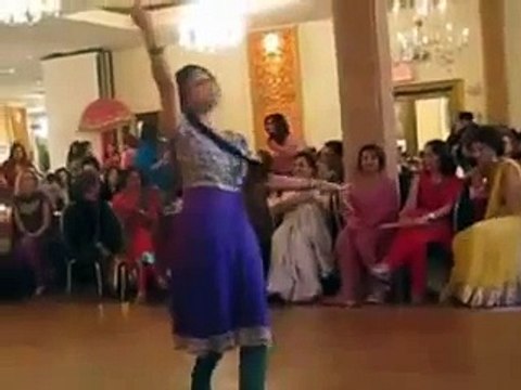 Desi Wedding Dance 'Mehndi Hai Lagne Wali'