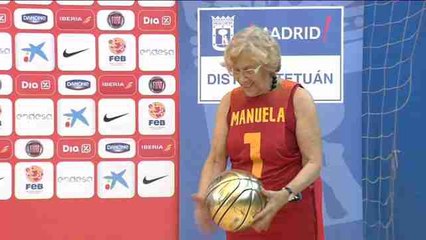 Carmena asiste a un entrenamiento de la selección española de Baloncesto
