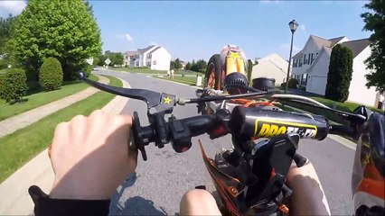 Ce motard tente de se la raconter devant une belle nana et foire sa roue arrière en beauté!!!