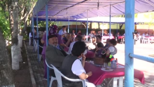 Kültür ve Turizm Bakanı Avcı, Huzurevi Sakinleri ve Esnafla Bayramlaştı