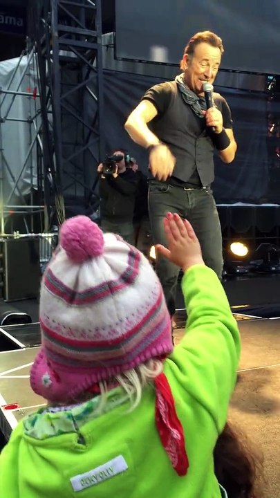 Une petite fille de 4 ans chante avec Bruce Springsteen