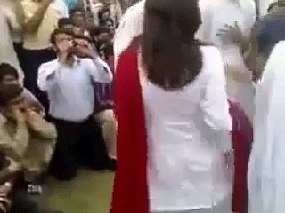 Girls And Boys Dancing Together In Lahore College Party – Is This Pakistan