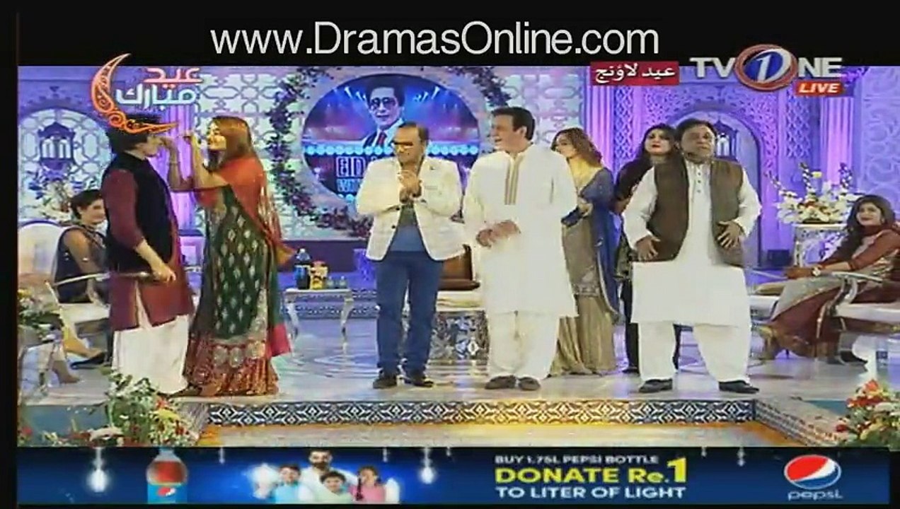 See What Javed Sheikh Is Doing With Mathira & Other Actress