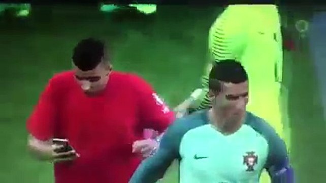 شاهد المشجع المحظوظ الذي التقط صورة مع كريستيانو رونالدو في مباراة البرتغال و ويلز