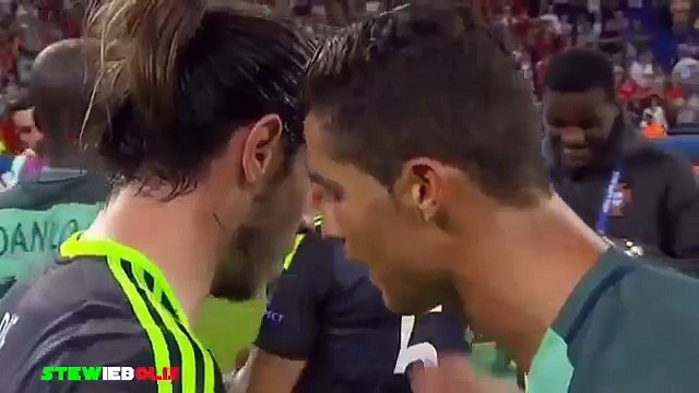 Ronaldo Confort Bale شاهد كريستيانو رونالدو يواسي غاريث بيل بعد خروج منتخب ويلز على يد البرتغال - نصف نهائي يورو فرنسا-