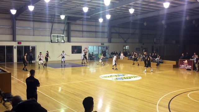 Incroyable panier de basket marqué de derrière le panier à la dernière seconde