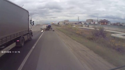 Une camionnette se retourne et fait un tonneau sur une autoroute russe