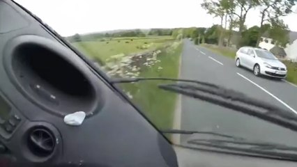 Il s'envoi hors de la route pour esquiver une voiture qui dépassait