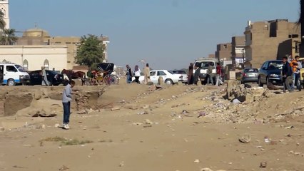 Children playing at Luxor Temple, 19-11-2011.MOV