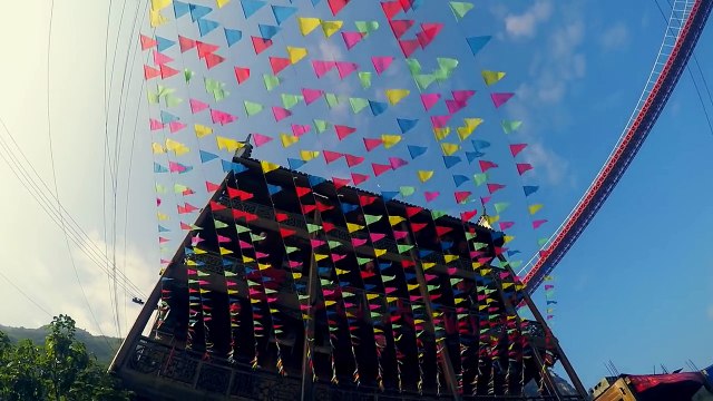 Aceasta femeie a vrut sa sara de pe cel mai inalt pod din lume, dar a venit politia! Ce a facut apoi te va ingrozi