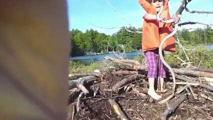 Cette petite fille n'a pas froid aux yeux et attrape un serpent
