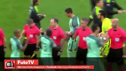 Adepto invade o campo, tira foto com Cristiano Ronaldo e aparece na fotografia de grupo :)