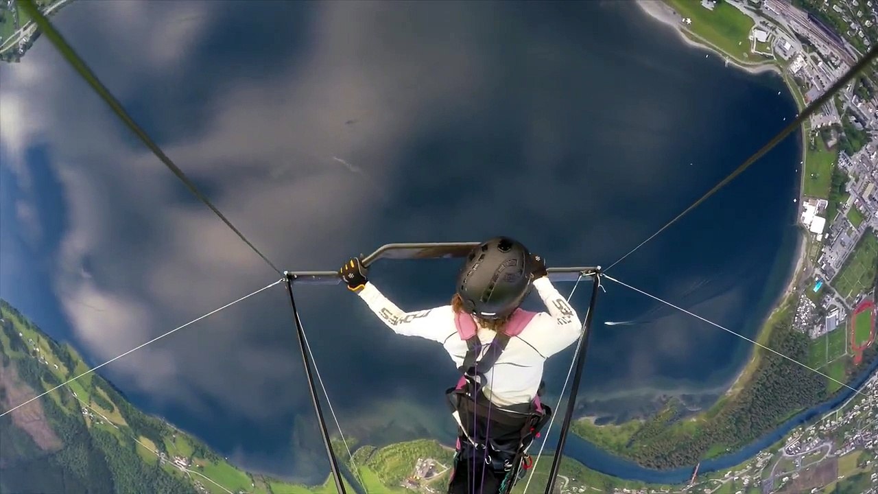 un deltaplane acrobatique explose en vol (POV)