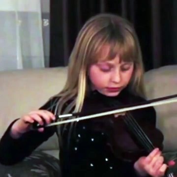 Une petite fille apprend à jouer du violon quand soudain...