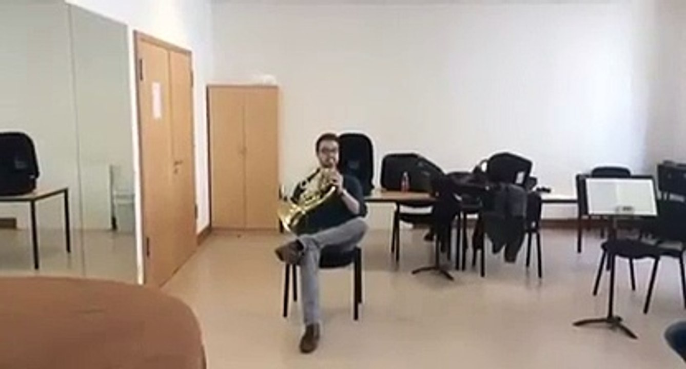 Un homme joue de la musique avec une chaise!