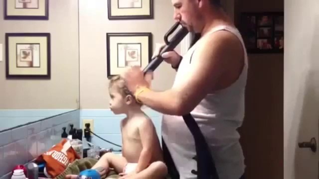 Отец заплел дочке хвостик с помощью ПЫЛЕСОСА, чисто для хорошего настроения!