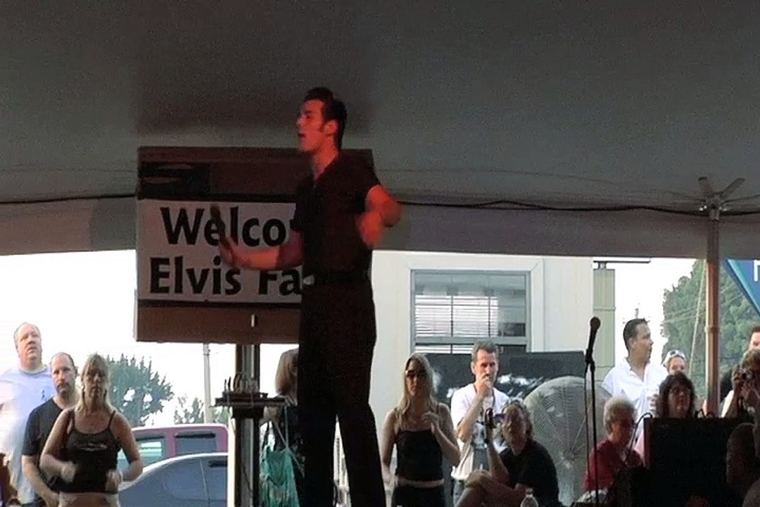 Franz Goovaerts sings 'A Little Less Conversation' Elvis Week 2007